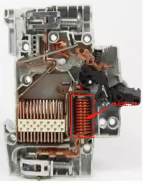 斷路器的內(nèi)部結(jié)構(gòu) 斷路器的內(nèi)部結(jié)構(gòu)