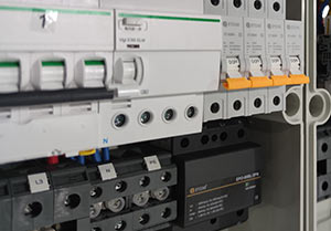 浪涌保護(hù)器的作用你知道多少-不懂有滅頂之災(zāi)--易造